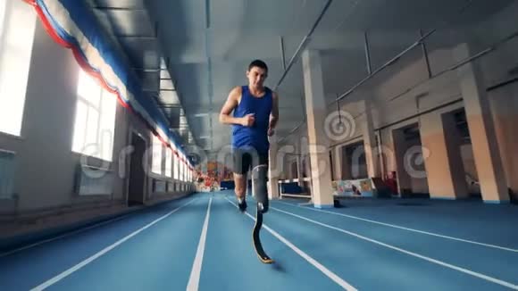 运动员跑步戴假肢特写视频的预览图