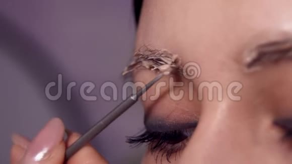 乳霜麻醉应用于永久性化妆眉毛的应用女人化妆程序的眉毛视频的预览图