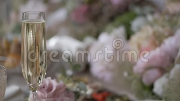 模糊背景上的一杯香槟庆祝概念视频的预览图