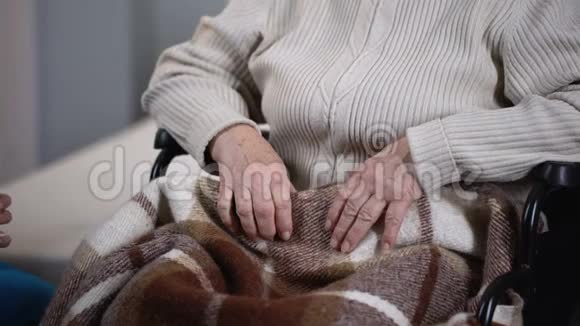 医务工作者为患有致命疾病的老年女性病人提供药片视频的预览图