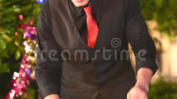 漂亮的亚洲男调酒师穿着黑色正式西装搭配红领结兼职做鸡尾酒艺人视频的预览图