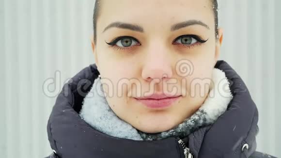 一个幸福的女人看着镜头慢镜头微笑的特写镜头视频的预览图
