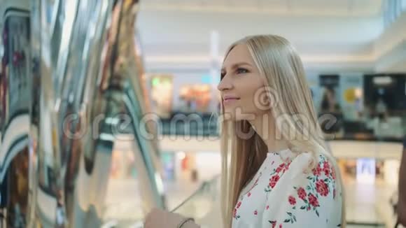 购物中心的一个令人惊讶的女人视频的预览图