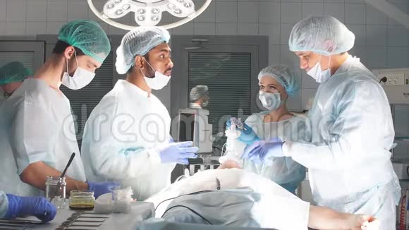 手术团队集中在手术室里手术病人视频的预览图