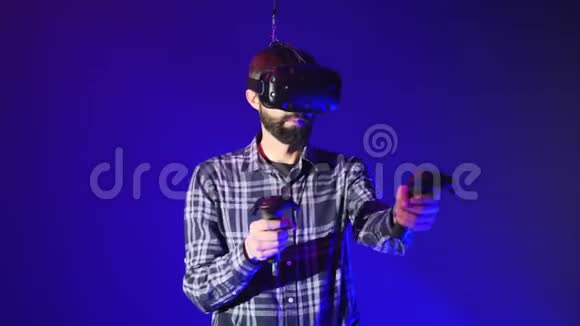 人玩3D虚拟现实游戏在射击VR游戏中使用控制器射击穿着蓝色VR耳机的男人视频的预览图