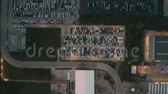 一个巨大的汽车工厂一个新车停车场视频的预览图