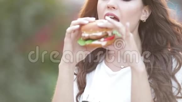 年轻的黑发女人在午餐时间吃她的饭视频的预览图