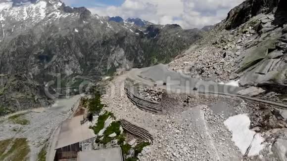 阿尔卑斯山风景中的摩托车视频的预览图