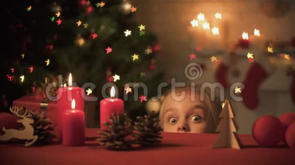 快乐的微笑女孩在闪闪发光的圣诞树附近玩耍节日的木制装饰视频的预览图