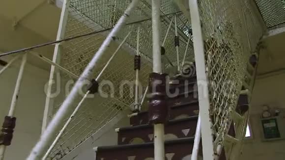 一个监狱的楼梯视频的预览图