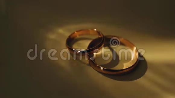 两枚令人叹为观止的金戒指在美丽的灯光下视频的预览图