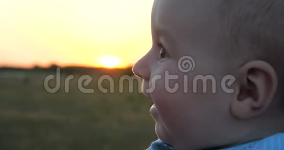 滑稽的婴儿微笑着看着他的母亲在户外日落在斯洛文尼亚视频的预览图