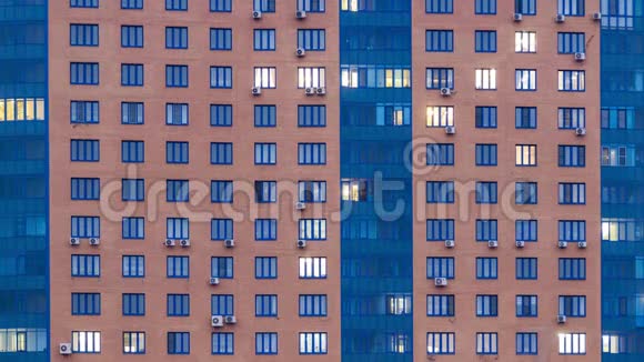 照明的住宅窗户白天到晚上时间流逝视频的预览图