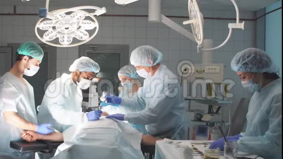 在医院进行外科手术的专业外科医生团队视频的预览图