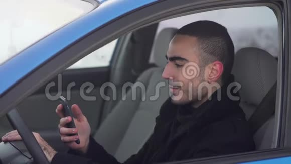 坐在车里用智能手机的年轻人视频的预览图