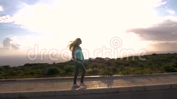 一个心满意足的金发女孩自信地走在路上把她的手放在口袋里时尚模特留着长发风视频的预览图