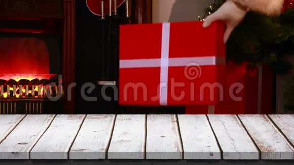 带有圣诞背景的木制前景圣诞老人带礼物视频的预览图