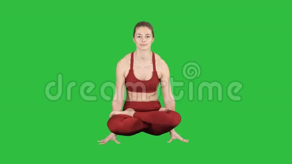 托拉萨纳或鳞片软管美丽的女人做瑜伽坐臂举姿在绿色屏幕Chroma键视频的预览图
