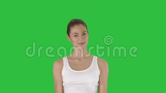 穿白色上衣的女人在绿色屏幕上行走时解释一些事情Chroma键视频的预览图