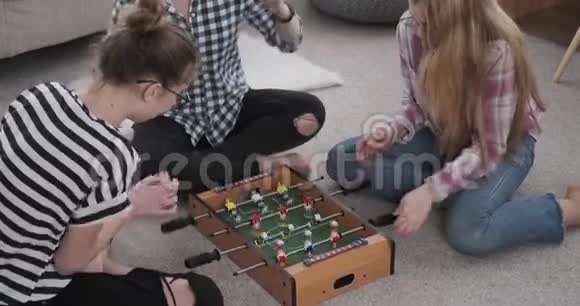 女孩子在家玩足球时大笑视频的预览图