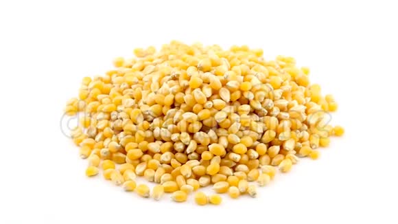 有机的生的干燥的玉米或玉米粒在白色上旋转的堆视频的预览图
