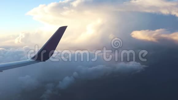 飞机在云层上方飞行视频的预览图