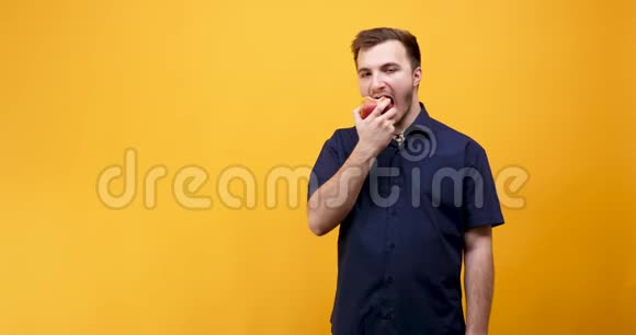英俊的白种人喜欢吃苹果视频的预览图
