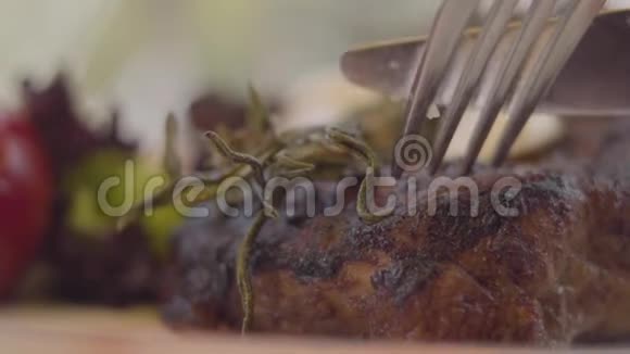 在现代咖啡馆或餐厅用刀叉特写肉切在咖啡馆里供应食物视频的预览图