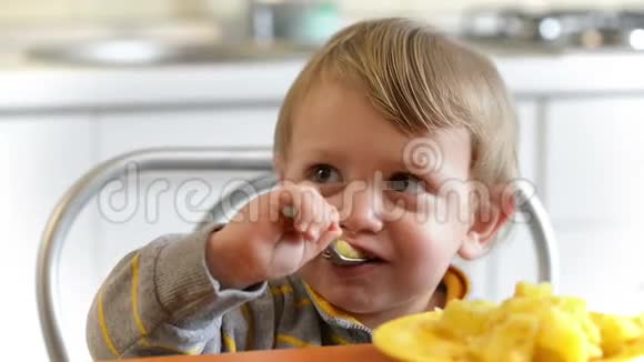 吃土豆的小男孩视频的预览图