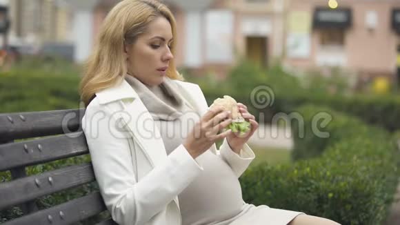 孕妇在吃汉堡时会感到恶心早上会有毒血症健康视频的预览图