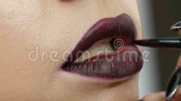 朱黑色红唇是用特殊的唇膏和唇彩刷制而成的是专业化妆的视频的预览图