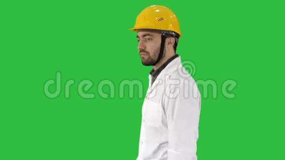 不高兴的施工现场工程师在绿色屏幕上交谈和行走Chroma键视频的预览图