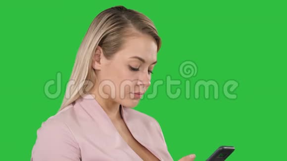 不高兴的年轻女孩等待电话铃声绝望地在绿色屏幕Chroma键视频的预览图