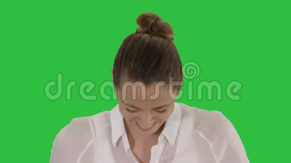 开朗的女人笑脸表情在绿色屏幕上Chroma键视频的预览图