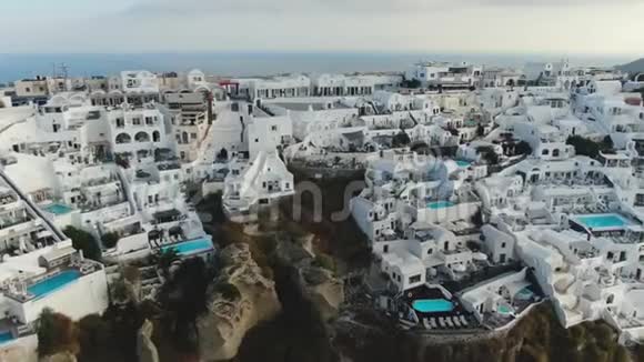 空中录像圣托里尼奥亚的白房子和蓝房子视频的预览图