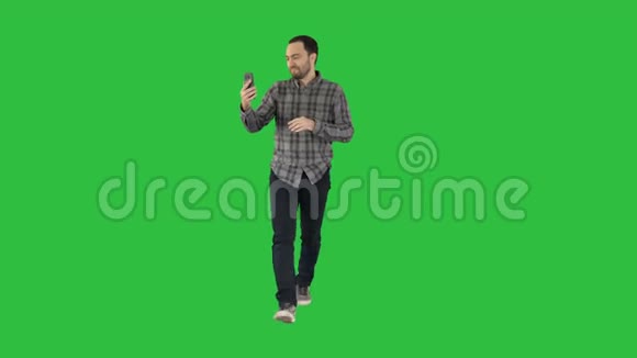 兴奋的人使用智能手机录制视频博客vlog上的绿色屏幕Chroma键视频的预览图