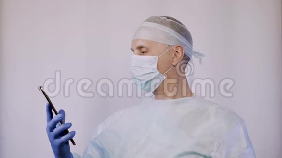 医生在药片上检查一位病人X光他喜欢手术的方式视频的预览图