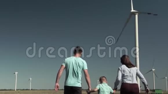 后景幸福家庭一起玩的背景风车视频的预览图