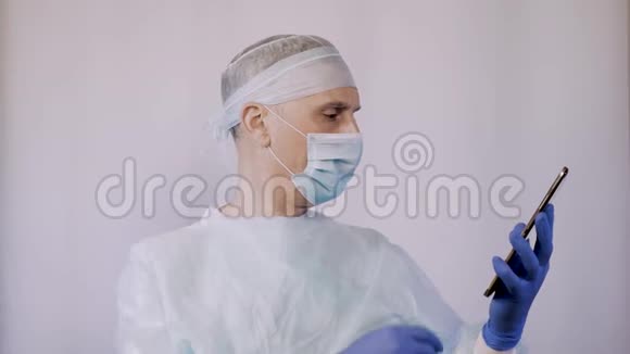 医生在药片上检查一位病人X光他喜欢手术的方式视频的预览图