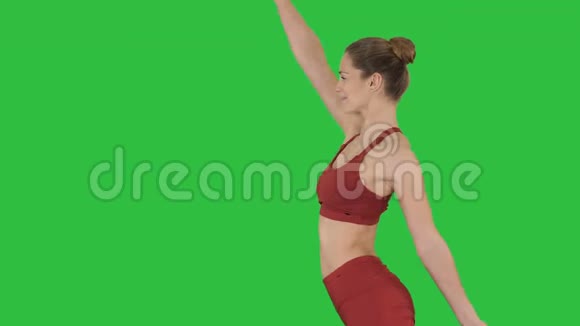 瑜伽老师练习在绿色屏幕上的姿势达达亚马纳Chroma键视频的预览图