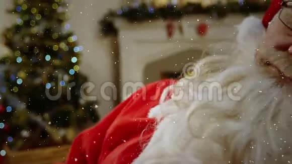 在房间里睡着的圣诞老人身上下着雪的视频构图视频的预览图