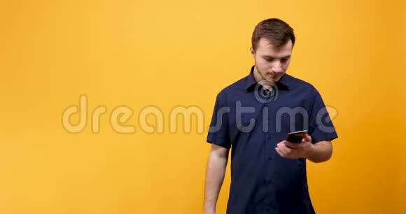 白人用智能手机自拍视频的预览图