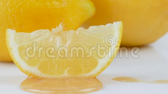 把蜂蜜和柠檬放到桌子上视频的预览图