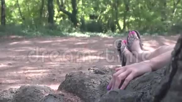女人脚日落时在大树下放松视频的预览图