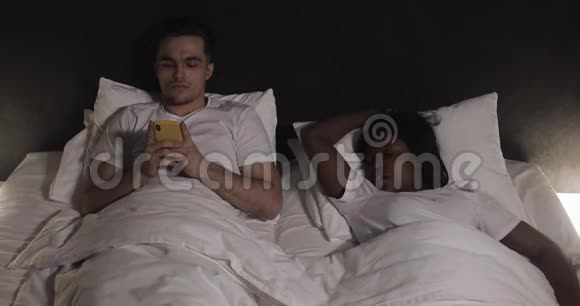 多民族夫妇躺在床上男人在床上遭受伴侣的鼾声夫妻生活方式和人视频的预览图