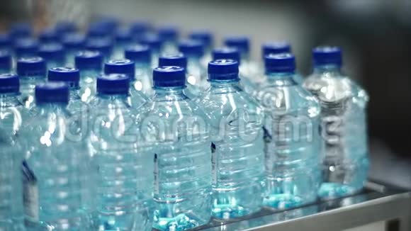 批塑料瓶水视频的预览图