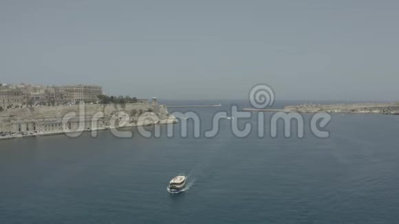 无人机整齐地在船周围盘旋在背景上看到马耳他的瓦莱塔古老的城市4K视频的预览图