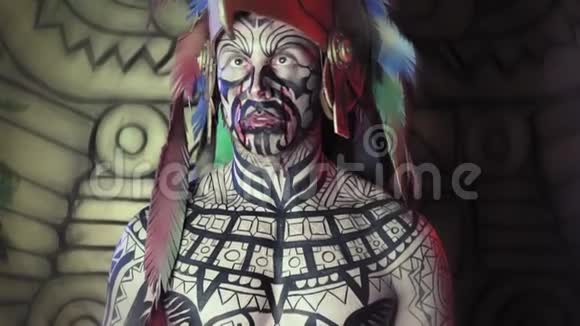 古代阿兹特克战士眼睛交叉嘴巴周围有血身体上有油漆视频的预览图