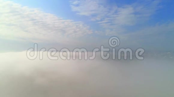 鸟瞰飞越伯爵岛地区那么高的村庄隐藏着密集的云层堆积4K视频的预览图