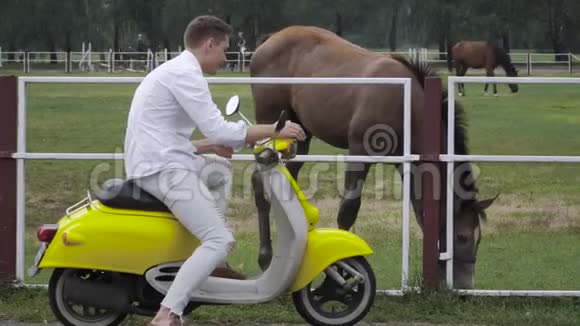 骑摩托车的帅哥和马说话视频的预览图